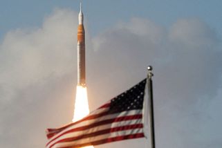 Fotky: Astronauti míří k Měsíci. „Letíme za celé lidstvo,“ vzkázali - Seznam Zprávy