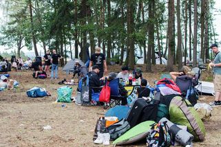 FOTO: Zklamaní fanoušci na místě zrušeného Hip Hop Kempu. Někteří si to chtějí i tak užít - Novinky
