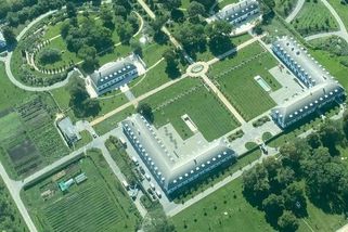 Orbán si tajně vybudoval malé Versailles. Opoziční poslanec prozkoumal zámek z letadla - Novinky