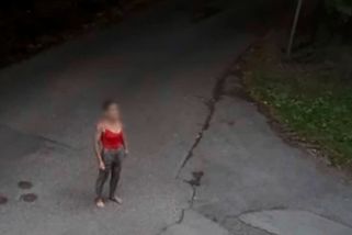 Hází kamení a bije děti. Agresivní bezdomovkyně terorizuje Liberec, úřady zasáhnout nemohou