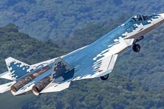 Teenageři se vyfotili v kokpitu Su-57 a prozradili, co Rusko skrývalo. Na křídlech visely rakety, které tam nemají co dělat