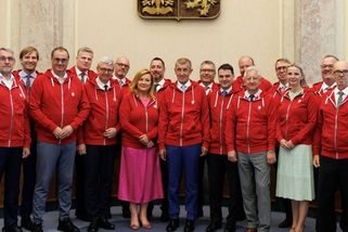 Hranatá anomálie na vládní fotce: Filip Turek si stále myslí, že je ministr - Médium.cz