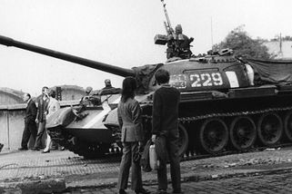 Mezi mrtvými ze srpna 1968 byli i okupanti. O příčinách jejich smrti ale Sověti raději lhali - Médium.cz