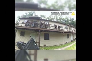 Video: Americká zásahovka stála sešikovaná před dveřmi. Pak se všichni zřítili - Seznam Zprávy