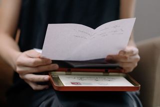 Po 30 letech jsem otevřela dopis, který mi nikdy neměl přijít. Podlomila se mi kolena