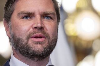 FOTO: Svět řeší záhadu. Maluje si viceprezident J. D. Vance oční linky? - Novinky