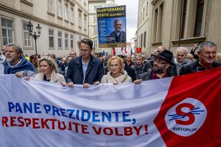 6 dní do voleb: Prahou pochodovali putinovci a cen...