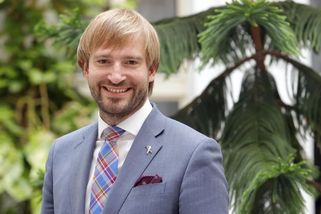Bývalý ministr Adam Vojtěch v Helsinkách leze do ledové vody a učí prcka na piano