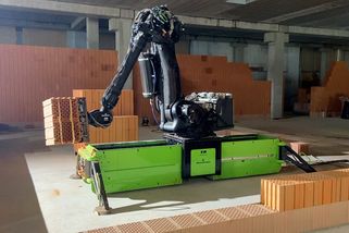 Český zdicí robot poprvé na stavbě. Stojí 19 milionů a skládá halu v Šumperku - Seznam Zprávy