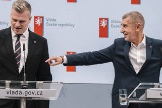 Babiš tvrdil, že návod na Pavla mu poslal fanoušek. Kupka vytáhl Turka s telefonem v hospodě