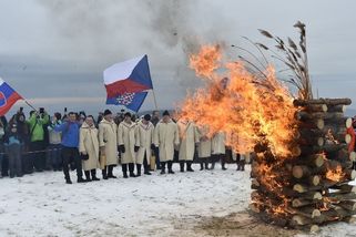 Vatra, hymna i štamprle. Češi a Slováci oslaví na Velké Javořině závěr roku pospolu - Novinky