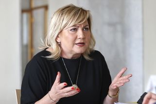 Schillerová má velké mrzení: Na zlatém podnose jí ho připravila Pekarová Adamová, která se nepřestává smát - Super.cz