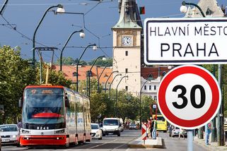 Nové nařízení EU: Maximální rychlost 30 km/h v městech a obcích. Řidiči se bouří proti „absurdnímu“ návrhu