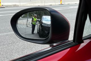 Zde měří rychlost tak nízkou, že jí ani tachometr auta neukazuje. Radarová past číhá na řidiče, kteří jedou na hory