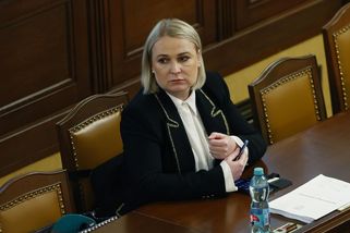 Příliš krátké a s puky navíc: Jana Černochová si oblíbila nešťastný typ kalhot