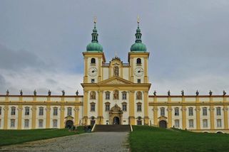 „Vtipy“ o pouti Romů na olomoucký Kopeček odhalují český rasismus. Bazilika nezmizí, pouť je tradicí - Médium.cz