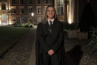 Lauru na Slovensku poslali do segregované romské školy, v Anglii teď září na prestižní univerzitě - Médium.cz