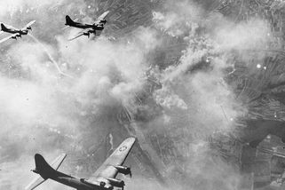Zázrak B-17 Tondelayo: po zásahu 11 granáty měla padnout. Češi je sabotovali a nechali v nich vzkaz - Médium.cz