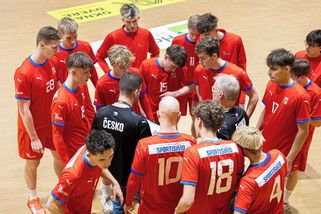 Zoufalství a slzy zmaru. Čeští mladíci předvedli neuvěřitelný kolaps - Sport.cz