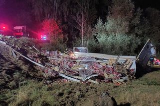 U Karlových Varů havaroval kamion s vodou. Řidič skončil ve vážném stavu v nemocnici - Novinky