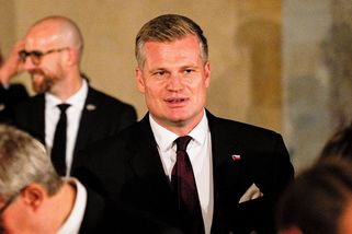Další, vskutku delikátní skandál Filipa Turka: S namakaným kumpánem hází jogurty po polonahém muži. U chráněné památky! - Super.cz