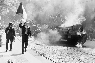 Srpnová invaze 1968: Hlad dohnal okupanty k pytlačení i cílenému rabování - Médium.cz