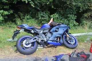 Motorkář na Olomoucku po pádu narazil do auta. V nemocnici zemřel - Novinky