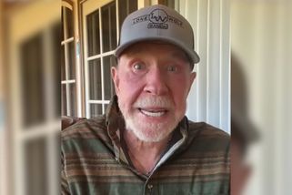 Legendární Chuck Norris (85) míří do Prahy. Fanouškům natočil vzkaz