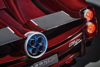 Ve Varech kromě celebrit zazářilo i jedno extrémně drahé auto! Na světě existuje jen 130 kusů, po nastartování spustí orchestr - Garáž.cz