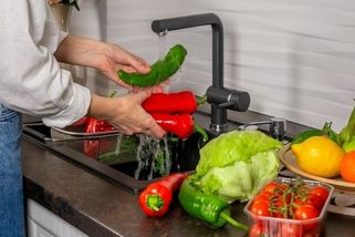 Nejúčinnější způsob, jak omýt ovoce od pesticidů, je překvapivě jednoduchý. Není to soda ani ocet