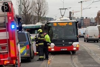 Ženu srazil na přechodu v Praze autobus, přišla o nohu - Novinky