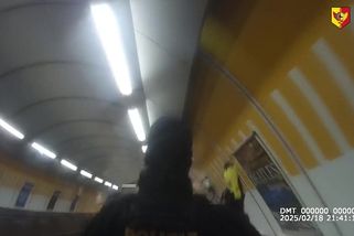 Zoufalý výtržník s nožem skončil v psychiatrické léčebně. Záznam zadržení je nejlepším policejním videem - Novinky