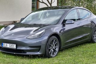 Češi přichází na chuť ojetým elektromobilům. Prodeje raketově vystřelily, trhu dominuje jeden model - Garáž.cz