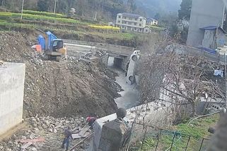 Auto se při couvání v Číně zřítilo do řeky. Bezpečnostní kameře to neušlo - Novinky