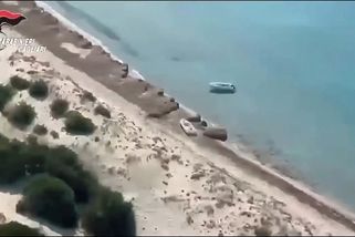 Motorový člun s alžírskými migranty najel u Sardinie na 17letou dívku a těžce ji zranil - Novinky