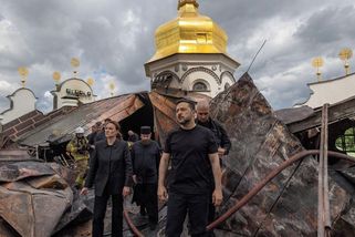 První pohled dovnitř. Zelenskyj ukázal, jak ruský útok zničil klášter v Kyjevě - Seznam Zprávy