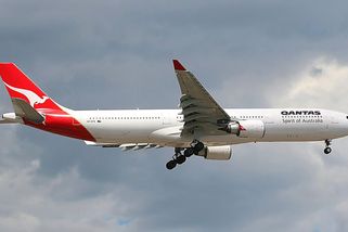 Airbus A330 společnosti Qantas s 315 lidmi se zničehonic propadl a mířil k hladině Indického oceánu - Médium.cz
