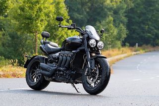 Motorka tak silná, že by mohla tahat vagóny. Triumph Rocket 3 Storm je hodný obr s 2,5litrovým tříválcem - Garáž.cz