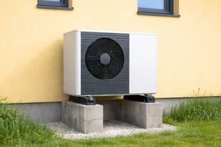 Pořídili si tepelné čerpadlo za čtvrt milionu. Doma mají 17 °C a za elektřinu platí 5x tolik