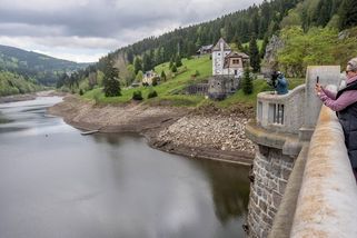 FOTO: Labská přehrada je skoro prázdná, čeká ji těžba - Novinky