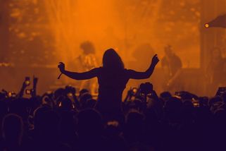 Fyre: Chtěli festival pro bohaté. Dostali mokré matrace a párky v rohlíku - Médium.cz