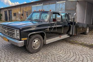Americká odtahovka, jak má být: Gigantický Chevrolet C30 Silverado je stylový pracant s obrovským motorem - Garáž.cz