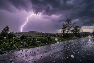 Meteorologové bijí na poplach: Na Česko zamíří silné bouřky, hrozí záplavy i pády stromů