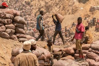 Fotky: Těžba kobaltu nadivoko. Z afrického dolu do elektromobilů - Seznam Zprávy