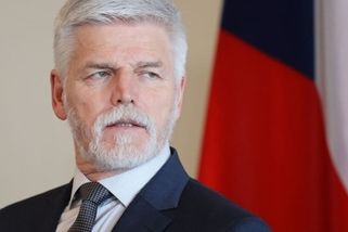 prahain.cz/politika/macinka-na-hrad-nesel-pavel-velvyslancum-pripomnel-kdo-je-jmenuje-28461.html?utm_source=www.seznam.cz&utm_medium=seznam_distribuce&utm_campaign=lide