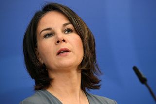 Sankce proti Rusku nefungují, posteskla si německá ministryně zahraničí. Macronovi si stěžoval i Scholz - Novinky
