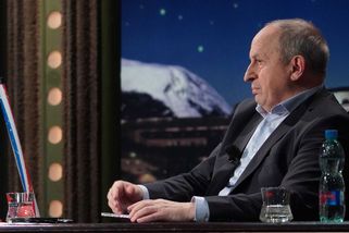 Jan Kraus se stále dokola opakuje, hosty nenechá mluvit a směje se svým vlastním vtipům - Médium.cz