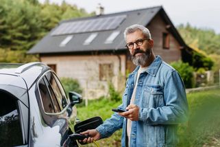Spalovák vs. elektromobil v roce 2026: Sám řídím 18 let, toto je můj upřímný názor jako milovníka spalováků