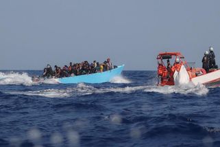 Po nehodě člunu s migranty u Tuniska je nejméně osm mrtvých