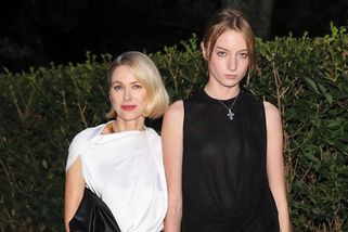 Naomi Watts rozdávala úsměvy, její transgender dcera pohledem vraždila: Kai (17) překvapila další proměnou - Super.cz
